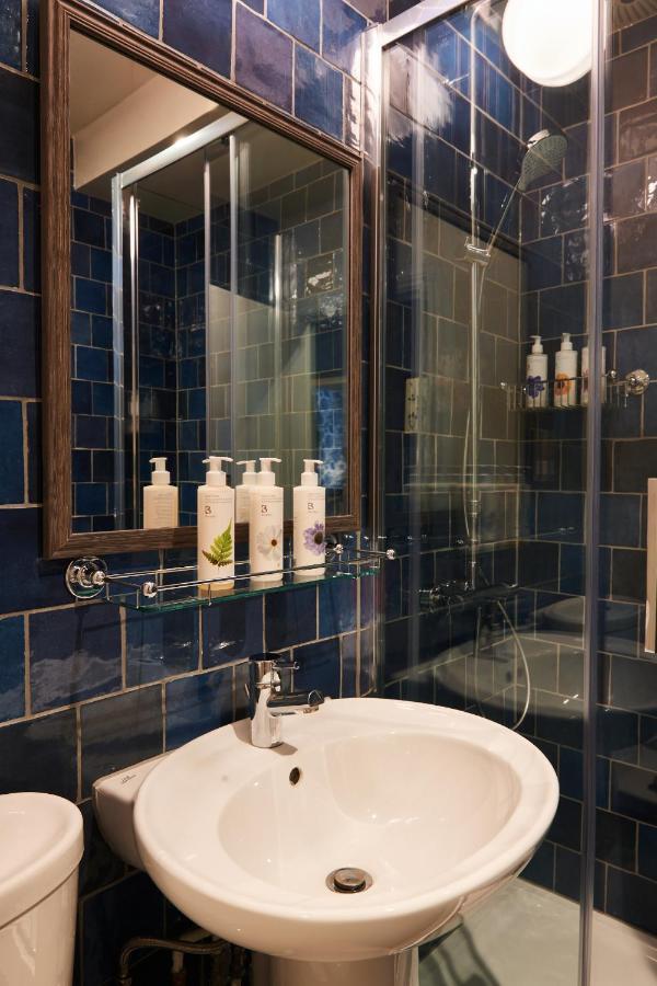 Отель The Kings Arms Вудсток Экстерьер фото